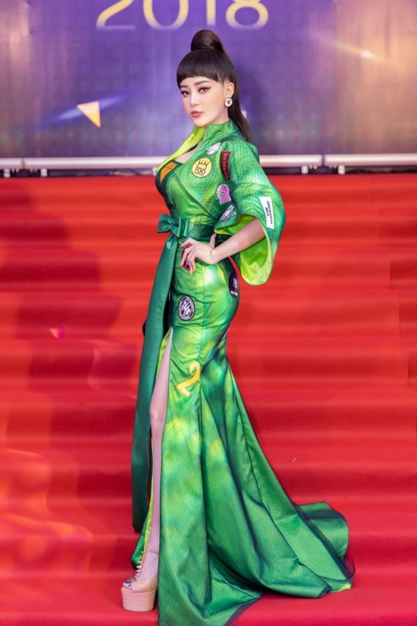 Dược sĩ Tiến - Thư Dung cặp đôi VÀNG đứng đầu top sao mặc xấu tuần qua vì quá lố-8