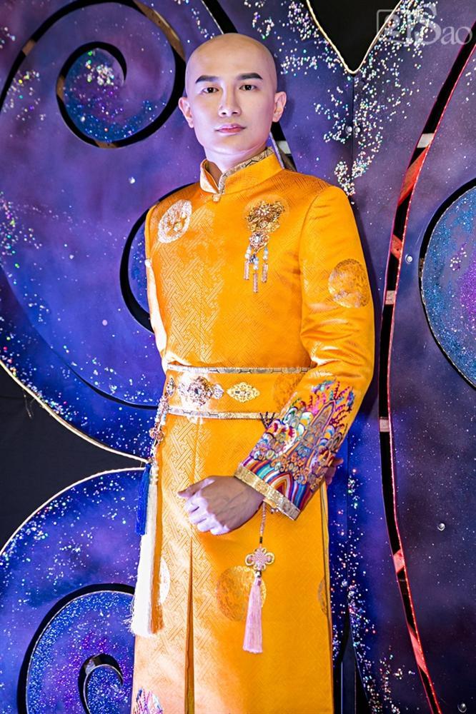 Đánh bật mọi mỹ nhân, thánh lố Dược sĩ Tiến gây sốc khi hóa thân thành vua Càn Long trên thảm đỏ-1