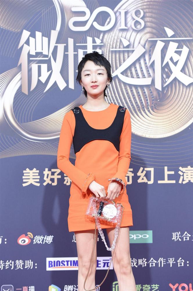 Hoàng hậu Tần Lam và Kế Hoàng hậu Xa Thi Mạn không ngại hở giữa thời tiết âm độ-2