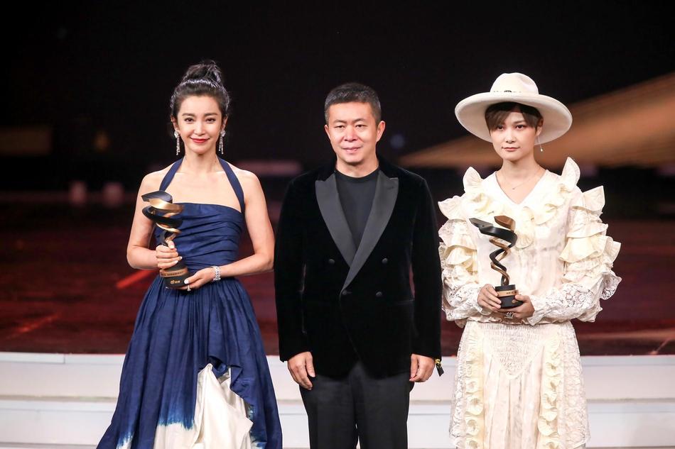 Từng bị chỉ trích vì quỵt tiền từ thiện, Dương Mịch gây bất ngờ nhận giải thưởng từ thiện của năm-3