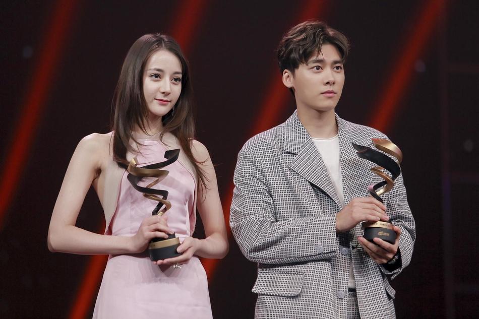 Từng bị chỉ trích vì quỵt tiền từ thiện, Dương Mịch gây bất ngờ nhận giải thưởng từ thiện của năm-5