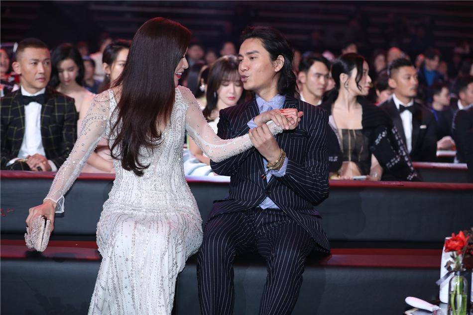 NGẠC NHIÊN CHƯA: Dàn sao hot nhất Cbiz thi nhau xin chụp ké với thánh biểu cảm Gavin Thomas-15