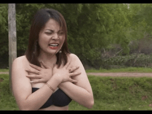 Phim hài Tết bị chê dung tục khi để nữ diễn viên tuột áo lộ ngực trần