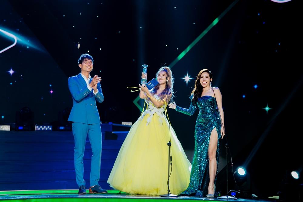 Hoàng Yến Chibi xách váy chạy như bay để ăn mừng đoạt cup Làn Sóng Xanh với fan-2