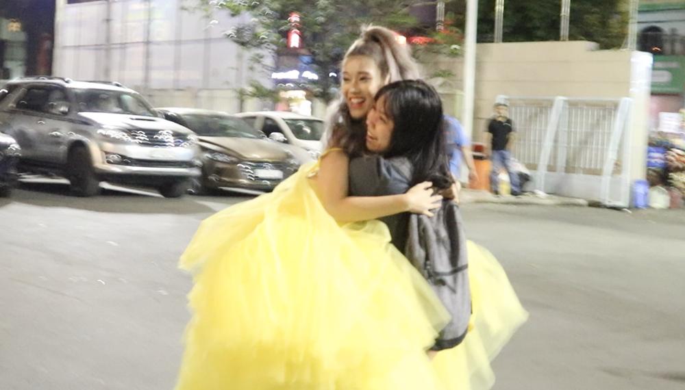 Hoàng Yến Chibi xách váy chạy như bay để ăn mừng đoạt cup Làn Sóng Xanh với fan-6