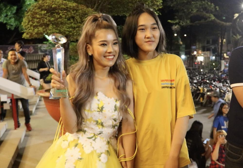 Hoàng Yến Chibi xách váy chạy như bay để ăn mừng đoạt cup Làn Sóng Xanh với fan-8