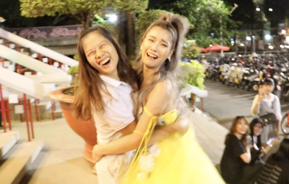 Hoàng Yến Chibi xách váy chạy như bay để ăn mừng đoạt cup Làn Sóng Xanh với fan-7