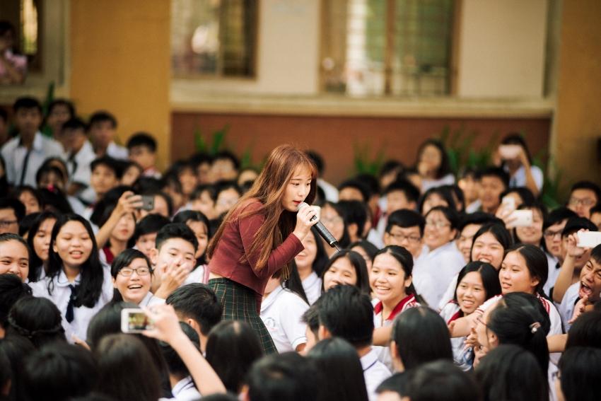 Tưởng lạ hóa ra là gương mặt thân quen: Hotgirl đình đám đến từ Hàn Quốc đại náo trường THPT Tân Bình-1