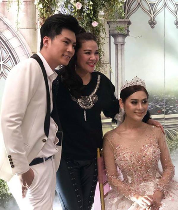 Lâm Khánh Chi thay 5 bộ váy, tiết lộ tên con trai đầu lòng trong kỉ niệm 1 năm ngày cưới-1