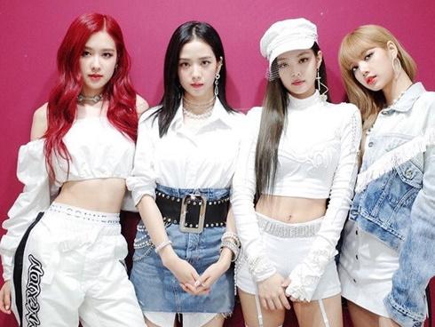 Đừng bỏ lỡ khoảnh khắc đáng nhớ của từng thành viên BLACKPINK qua bức ảnh tập thể đầy năng lượng này.