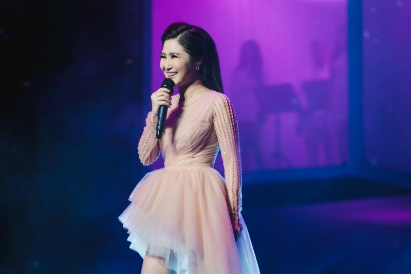 Liveshow đầu đời: Hương Tràm hát bằng hết sức bình sinh như thể ngày mai sẽ giải nghệ-1