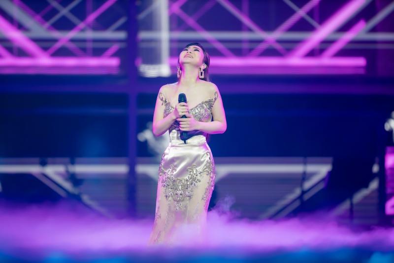 Liveshow đầu đời: Hương Tràm hát bằng hết sức bình sinh như thể ngày mai sẽ giải nghệ-4