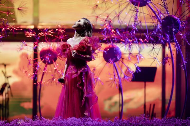 Liveshow đầu đời: Hương Tràm hát bằng hết sức bình sinh như thể ngày mai sẽ giải nghệ-6