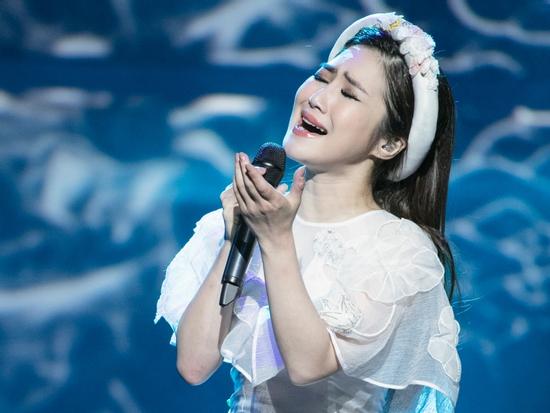 Liveshow đầu đời: Hương Tràm hát bằng hết sức bình sinh như thể ngày mai sẽ giải nghệ