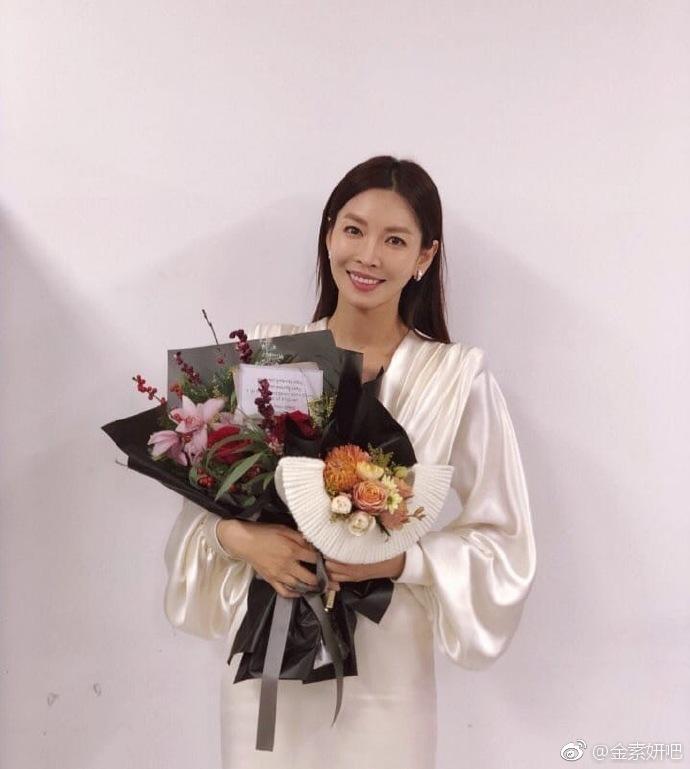 Hoàng tử Châu Á Lee Kwang Soo thích thú khi tình yêu của mình được so sánh với cặp đôi Song - Song-8