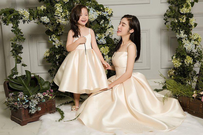 Tăng Thanh Hà khoe ảnh ôm bố đầy tình cảm ở trời Tây-5