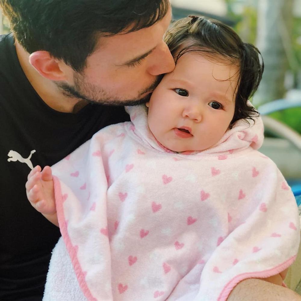 Tăng Thanh Hà khoe ảnh ôm bố đầy tình cảm ở trời Tây-6