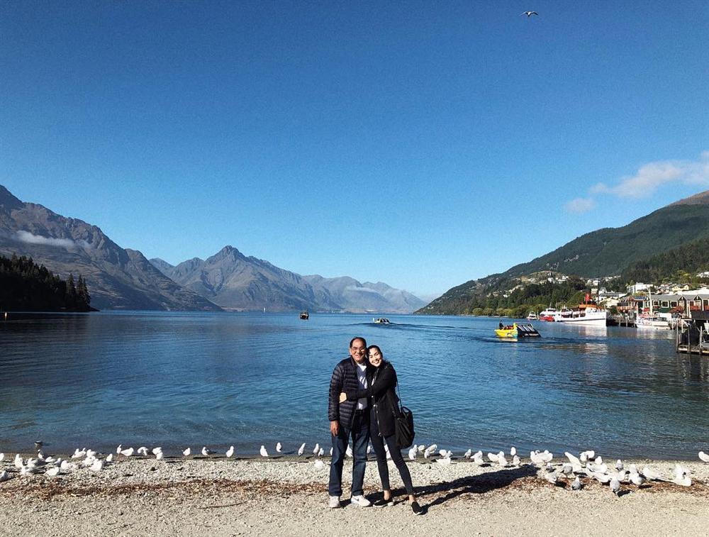 Tăng Thanh Hà khoe ảnh ôm bố đầy tình cảm ở trời Tây-1