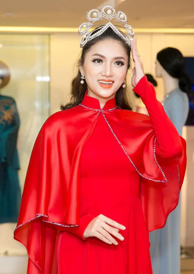 Hàng nhái của tuyệt phẩm vương miện Mikimoto xuất hiện ngày một tràn lan trong showbiz Việt-9