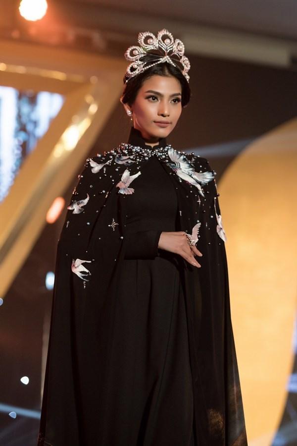 Hàng nhái của tuyệt phẩm vương miện Mikimoto xuất hiện ngày một tràn lan trong showbiz Việt-11