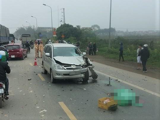 Innova tông chết 2 người khi vượt xe cùng chiều