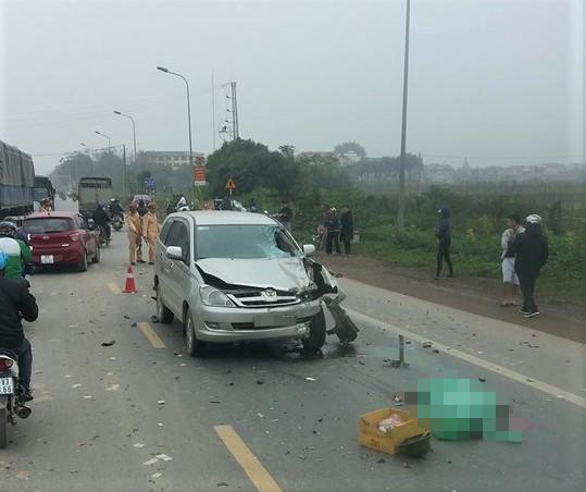 Innova tông chết 2 người khi vượt xe cùng chiều-1