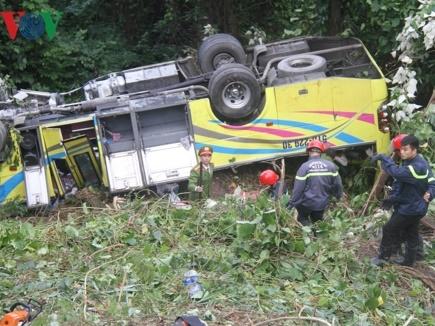 Hải Phòng: Taxi lật ngửa vẽ vòng giữa phố, dân cạy cửa cứu nữ nhà thơ-3