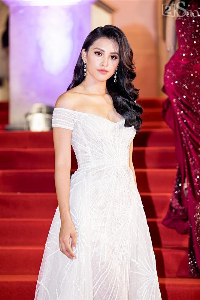 Sau nghi án bán dâm, Á hậu Thư Dung diện đầm hở bạo làm náo loạn thảm đỏ Mai Vàng 2019-16