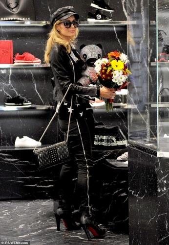 Paris Hilton mặc đồ siêu ngầu đi mua sắm sau tin đồn tái hợp tình cũ-1