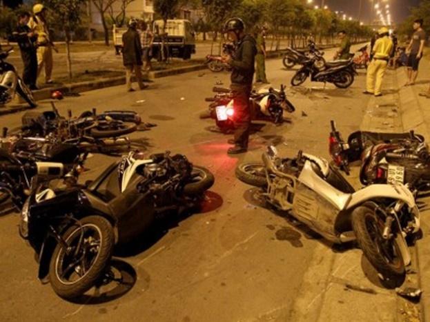 Hơn 100 thanh niên đua xe trên đường Xuyên Á-4