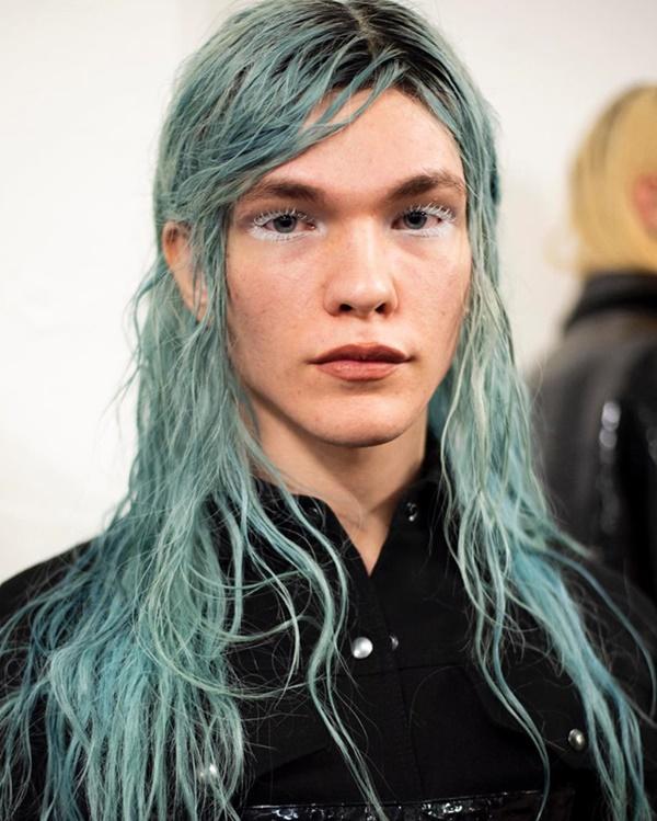 Xu hướng trang điểm không giống ai tại Tuần lễ thời trang nam 2019-2