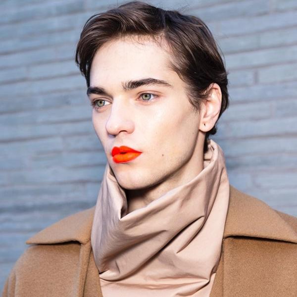 Xu hướng trang điểm không giống ai tại Tuần lễ thời trang nam 2019-9