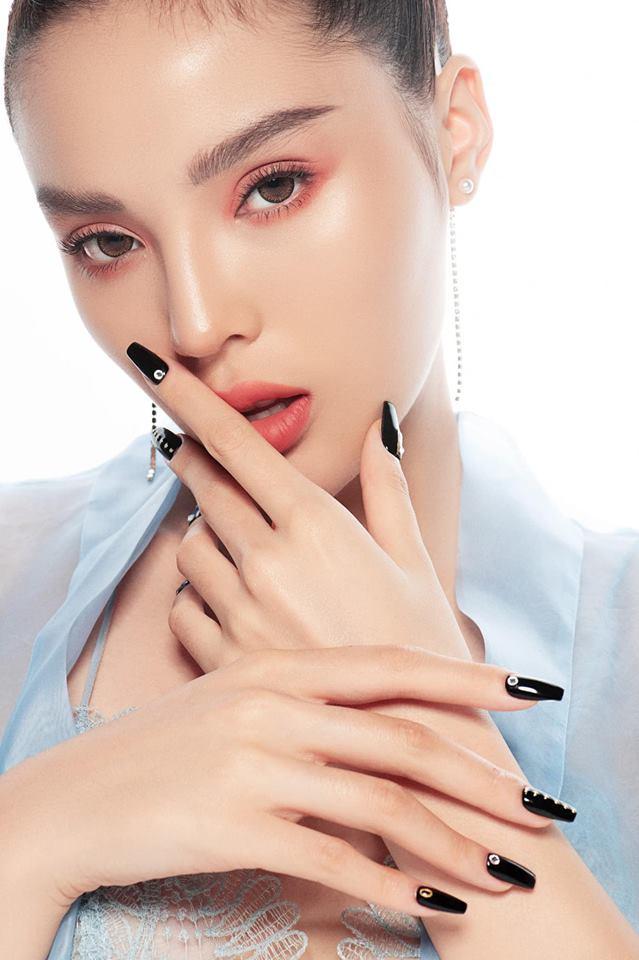 Tự phục vụ khách tại tiệm nail, Hoa hậu Kỳ Duyên bị nhắc nhở đeo bao tay tránh lây nhiễm bệnh xã hội-5