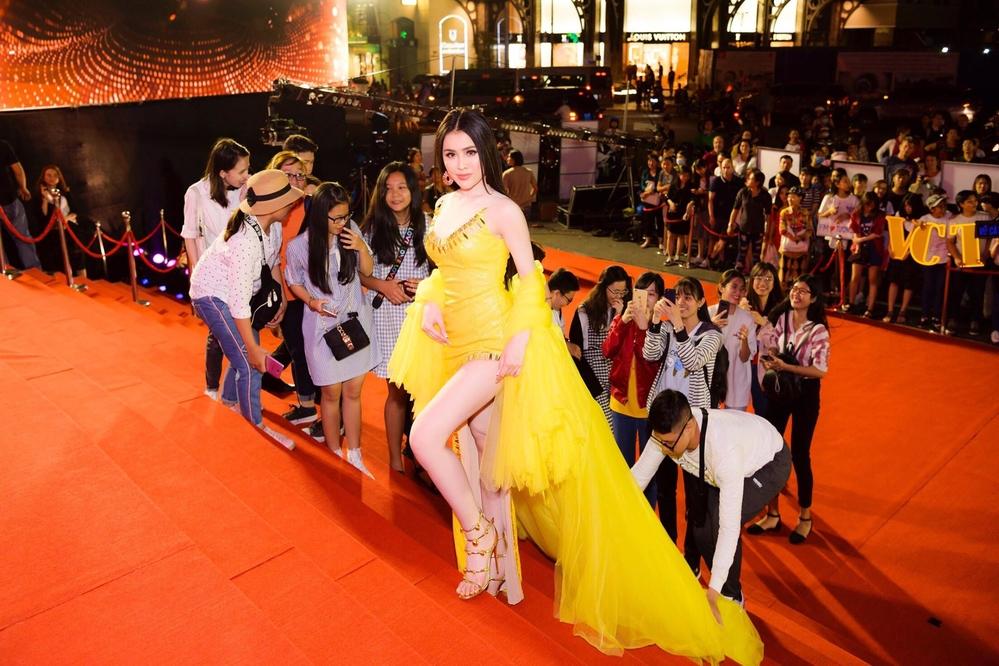 Bị chỉ trích làm lố trên thảm đỏ Mai Vàng dù không được mời, Thư Dung khẳng định có vé tham dự lễ trao giải-3