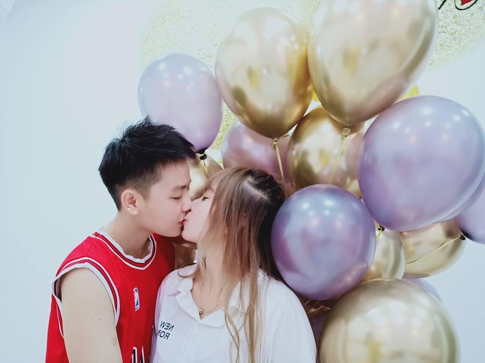 Cơn ác mộng yêu xa lặp lại, tomboy Bi Bảo quỵ lụy ôm hôn bà xã giữa sân bay-1