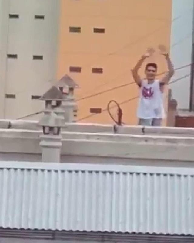 Cặp đôi gây shock khi bày trò ân ái trên sân thượng, biết có người quay lén còn thản nhiên vẫy tay chào-2