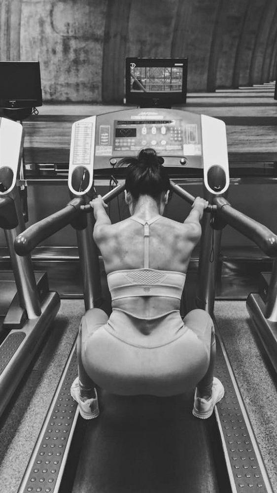 Những mỹ nhân U40, 50 sở hữu hông quả táo đáng nể của showbiz-5