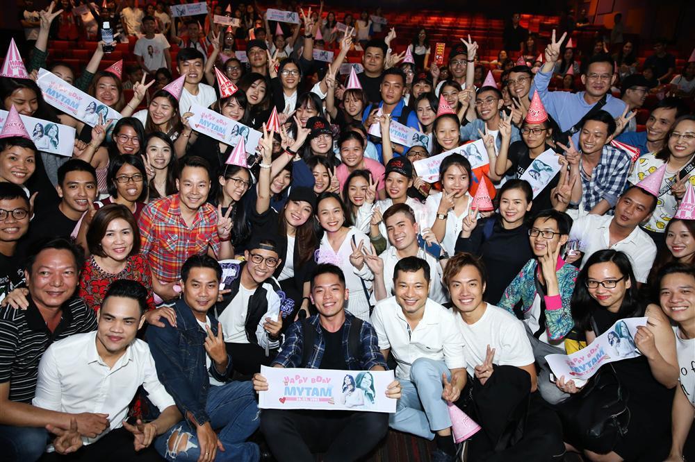 Mỹ Tâm bật khóc khi được fans bí mật tổ chức sinh nhật ngay trong rạp phim-1