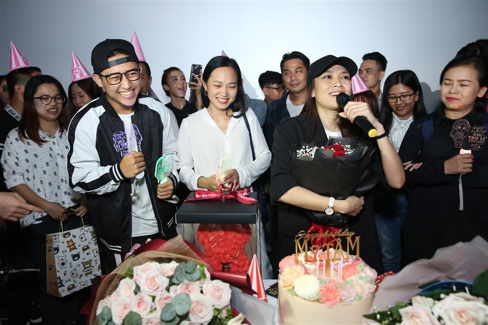 Mỹ Tâm bật khóc khi được fans bí mật tổ chức sinh nhật ngay trong rạp phim-3