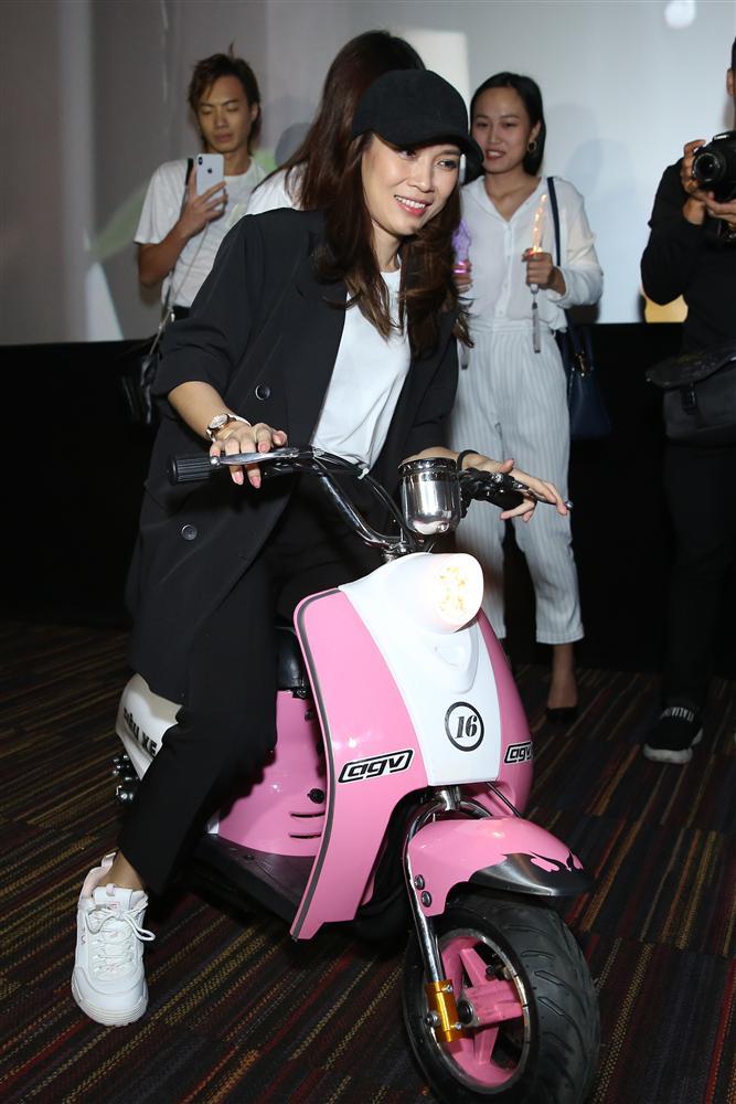 Mỹ Tâm bật khóc khi được fans bí mật tổ chức sinh nhật ngay trong rạp phim-5