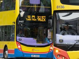Cắt tóc cô gái ngủ trên xe buýt ở Hong Kong, một người bị bắt Cắt tóc cô gái ngủ trên xe buýt ở Hong Kong, một người bị bắt