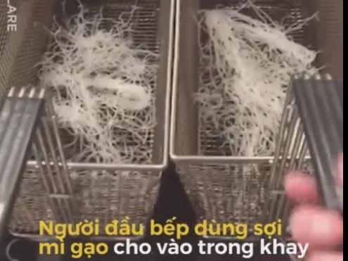 Mì gạo 'biến hình' khi cho vào dầu sôi