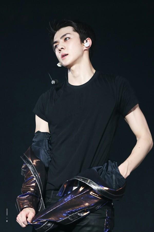 Em út ngày nào nay đã lớn, thời trang sân bay lịch lãm của Sehun (EXO) làm fan ná thở-2