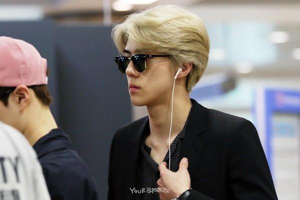 Em út ngày nào nay đã lớn, thời trang sân bay lịch lãm của Sehun (EXO) làm fan ná thở-9