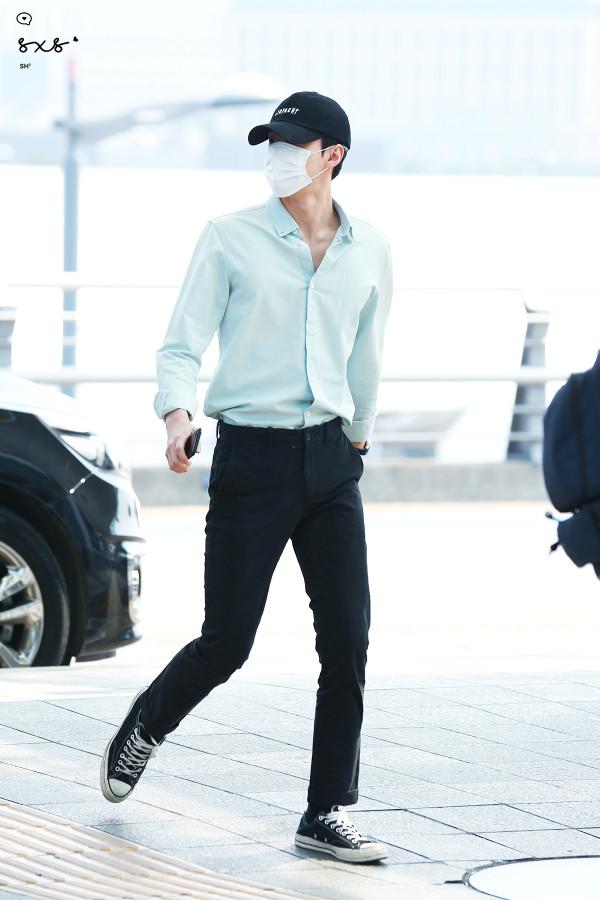 Em út ngày nào nay đã lớn, thời trang sân bay lịch lãm của Sehun (EXO) làm fan ná thở-13