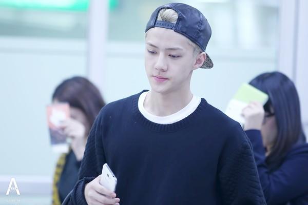 Em út ngày nào nay đã lớn, thời trang sân bay lịch lãm của Sehun (EXO) làm fan ná thở-19