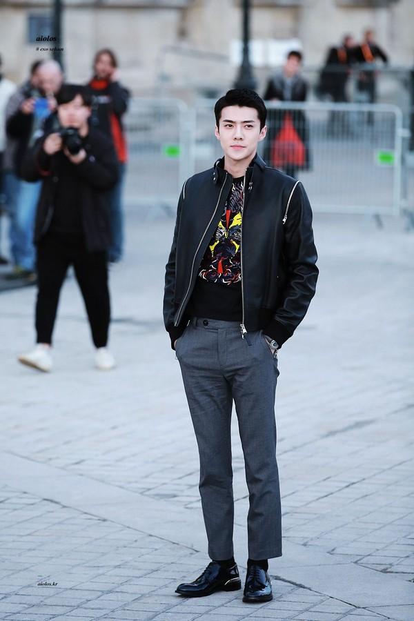 Em út ngày nào nay đã lớn, thời trang sân bay lịch lãm của Sehun (EXO) làm fan ná thở-25