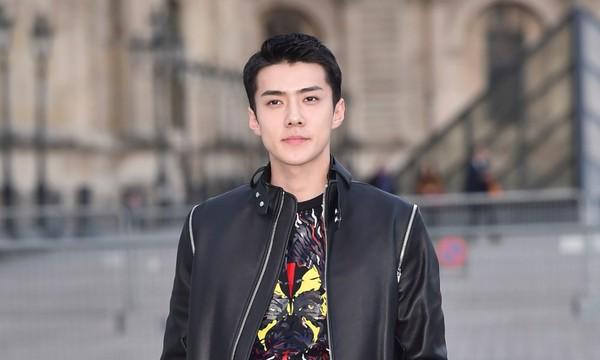 Em út ngày nào nay đã lớn, thời trang sân bay lịch lãm của Sehun (EXO) làm fan ná thở-27