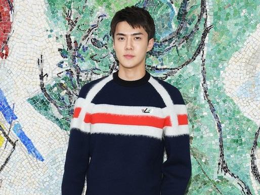 Em út ngày nào nay đã lớn, thời trang sân bay lịch lãm của Sehun (EXO) làm fan ná thở