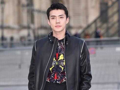Em út ngày nào nay đã lớn, thời trang sân bay lịch lãm của Sehun (EXO) làm fan ná thở-28